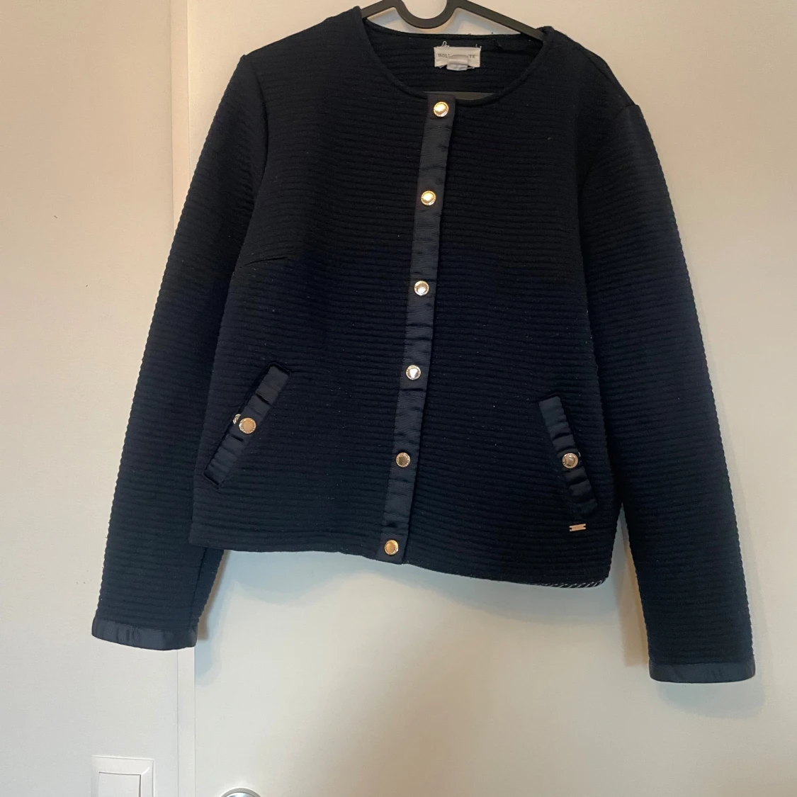 Svart quiltad cardigan jacka från Belle Petite