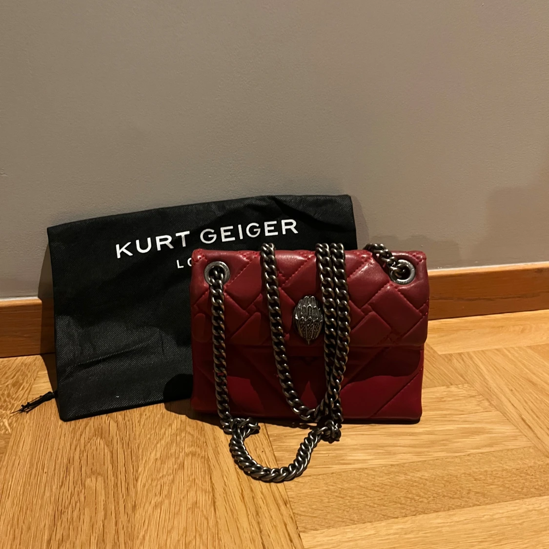 Röd quiltad axelväska från Kurt Geiger - 2