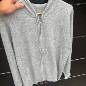 Kashmir/Merino zip hoodie - En ljusgrå Kashmir/Merino zip hoodie i storlek XS! Använd 1 gång, därför nyskick på hoodien! Hör av dig vid frågor!🌟