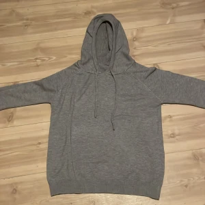Grå stickad grisch hoodie  - Snygg grischig grå hoodie. Bra kvalitet och sjukt bra material! Perfekt för vintern. Aldrig använd. Säljer för att den var för liten på mig. Nypris 899kr