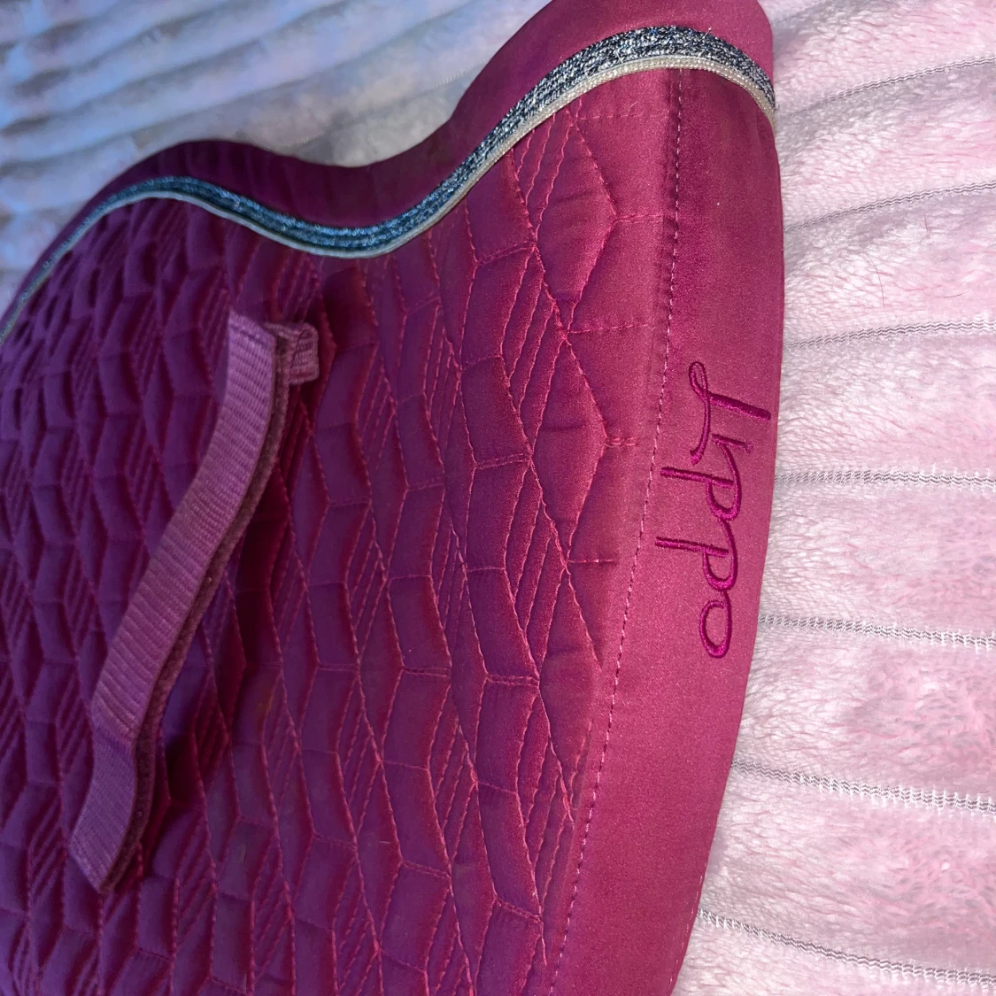 Quiltad vinröd sadelpad från Hippo