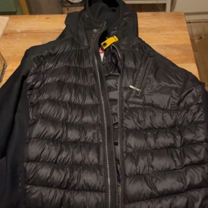 Svart dunväst från Parajumpers - Jag säljer min svarta parajumper jacka på grund av att jag knappt använderl längre den är i ny skick nästan, köpt på johnnels så 100% äkta . Priset kan diskuteras vid snabb affär