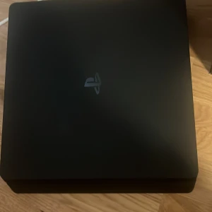 PlayStation 4 - Sony PlayStation 4 i fint skick. Konsolen har en stilren svart design och synliga ytor ser välvårdade ut utan tydliga repor eller skador. Perfekt för gaming och multimedia. Levereras utan tillbehör.