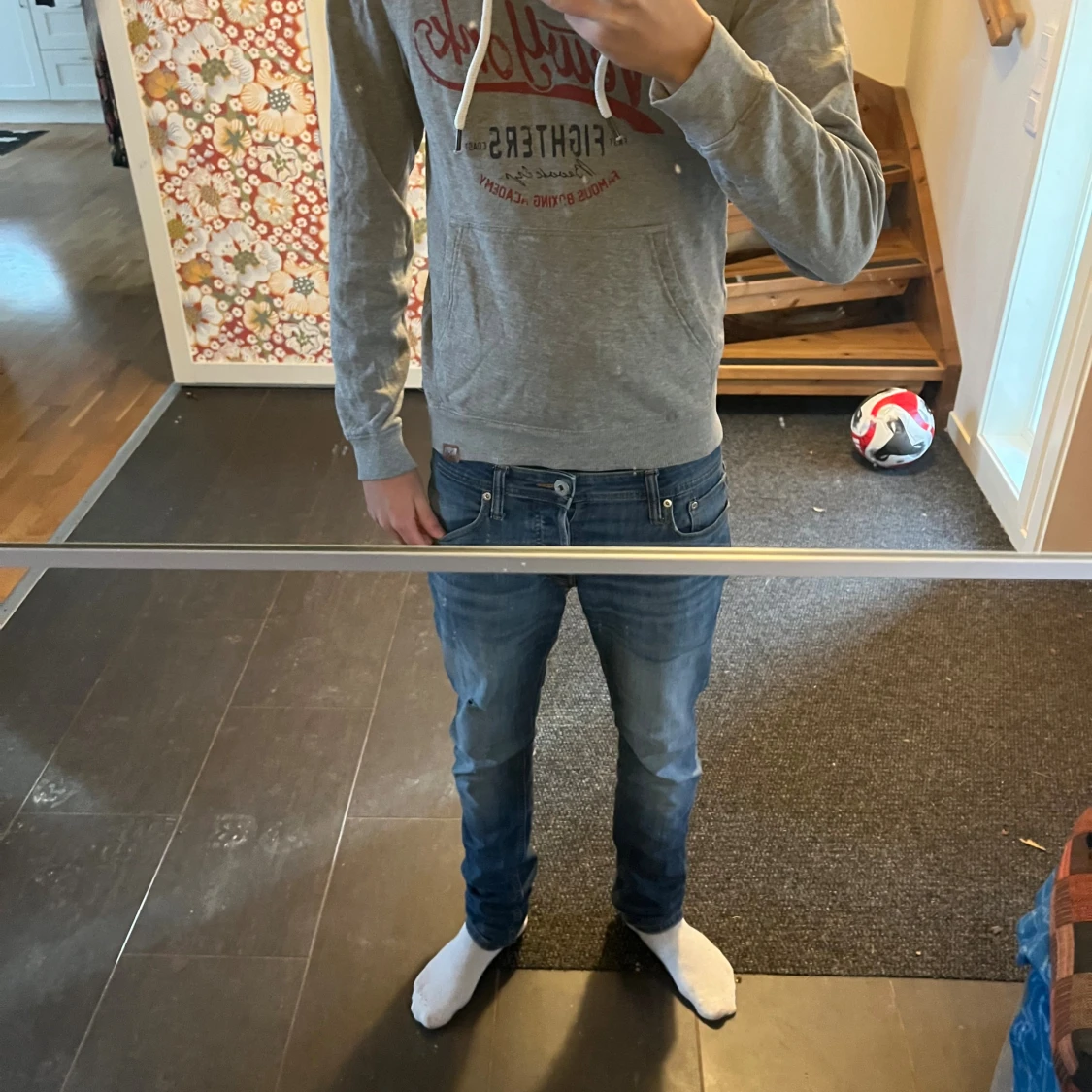 Grå hoodie med New York-tryck - 2