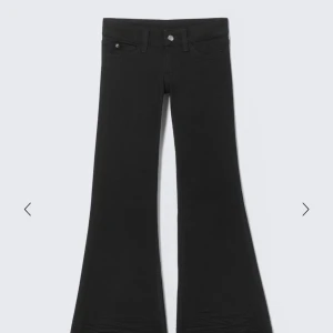 Svarta bootcut jeans - Svart Weekday jeans i storlek 27/32💗 jätte fina jeans som är väldigt lågmidjade🥰