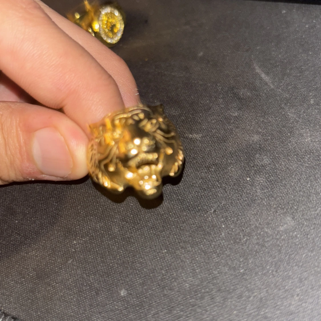 Guldfärgad ring med tigerhuvud