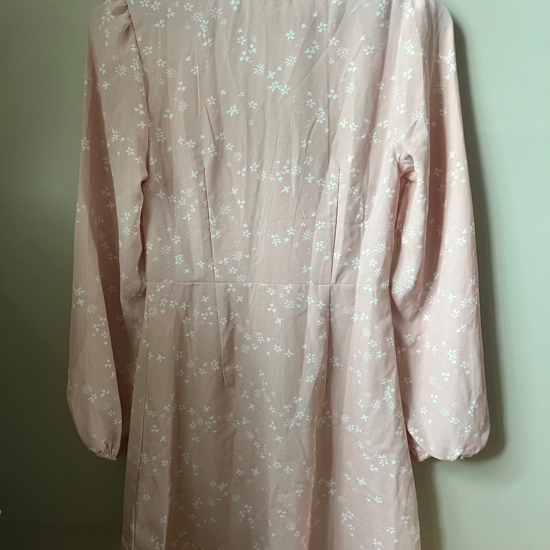 Ljusrosa blommig klänning med knappar - 1