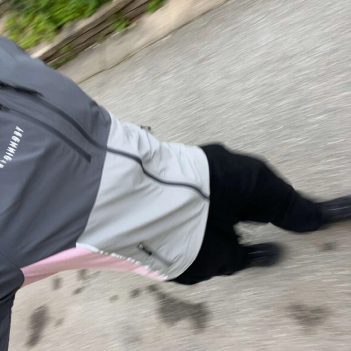 Grå/mörk grå och rosa vindjacka 