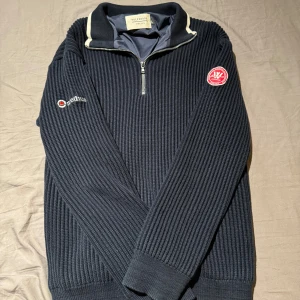 Mörkblåtröja från Holebrook - En fin mörkblåtröja från Holebrook i Storlek L och den är i väldigt bra skick. Den kan passa som M/L. Grisch, old m still.