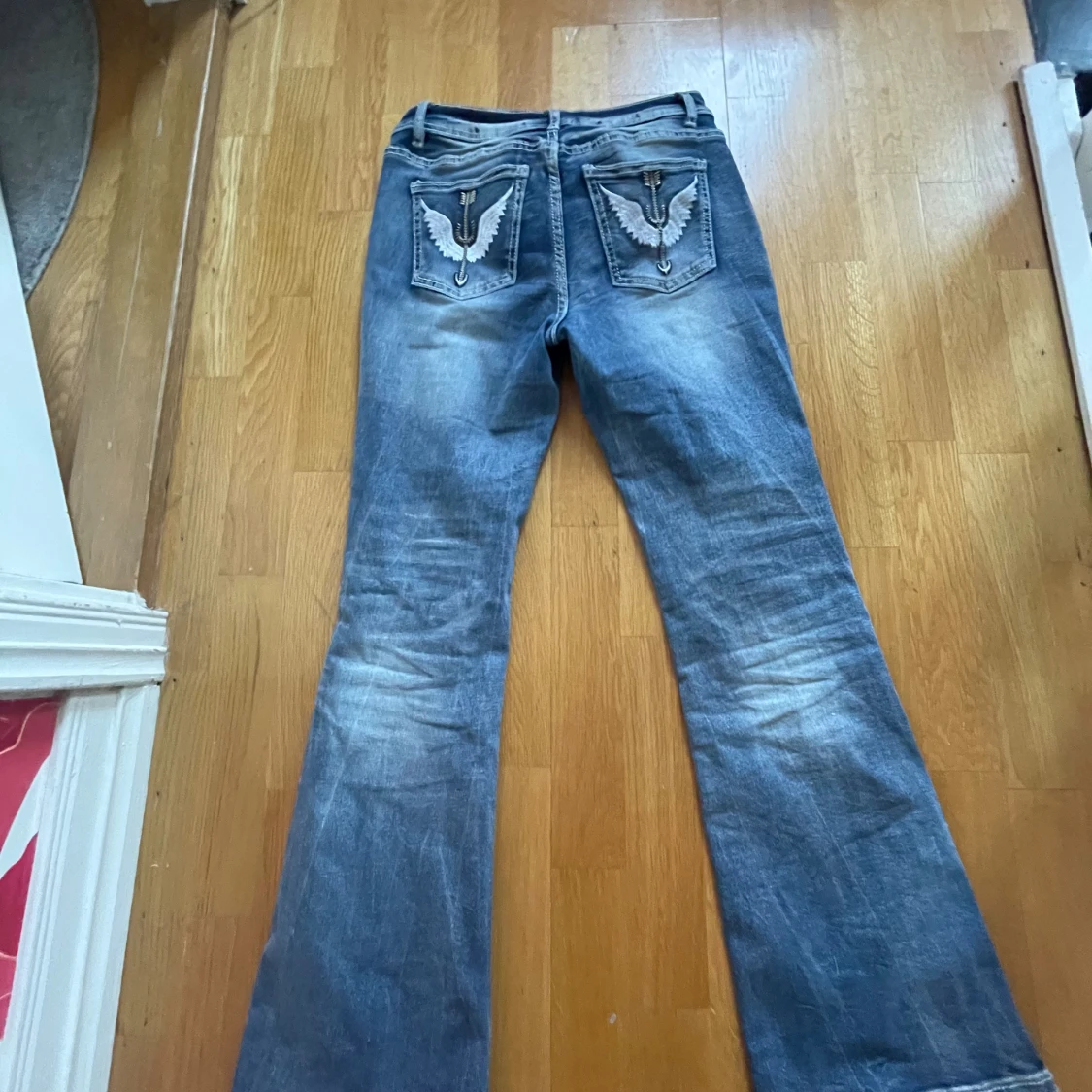 Blå bootcut jeans med broderade fickor - 1