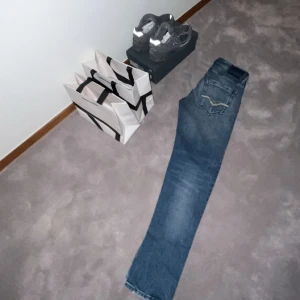 Replay jeans unik färg - Replay jeans köpta från NK. Notera att taggen på baksidan försvunnit. Waist: 28. Length: 30. Nypris=2000. Mitt pris=999. Ytterst få tecken på defekter utöver taggen.