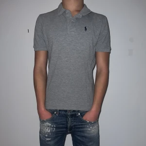 Ralph Lauren Polo - Fet grå Ralph Lauren Polo Storlek:S Skick:8/10 Priset är ej hugget i sten.