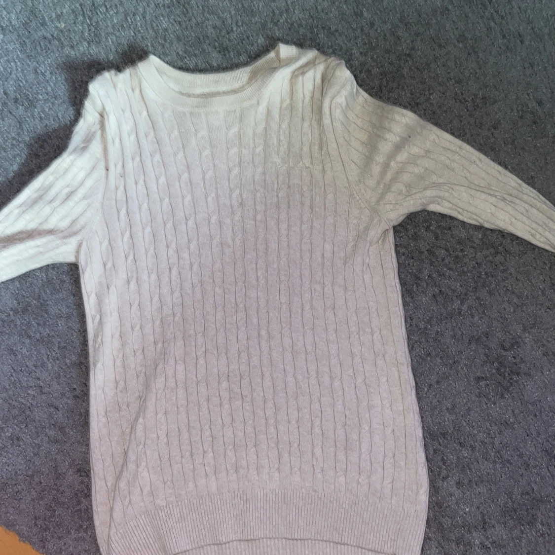 Beige kabelstickad tröja Bondelid S