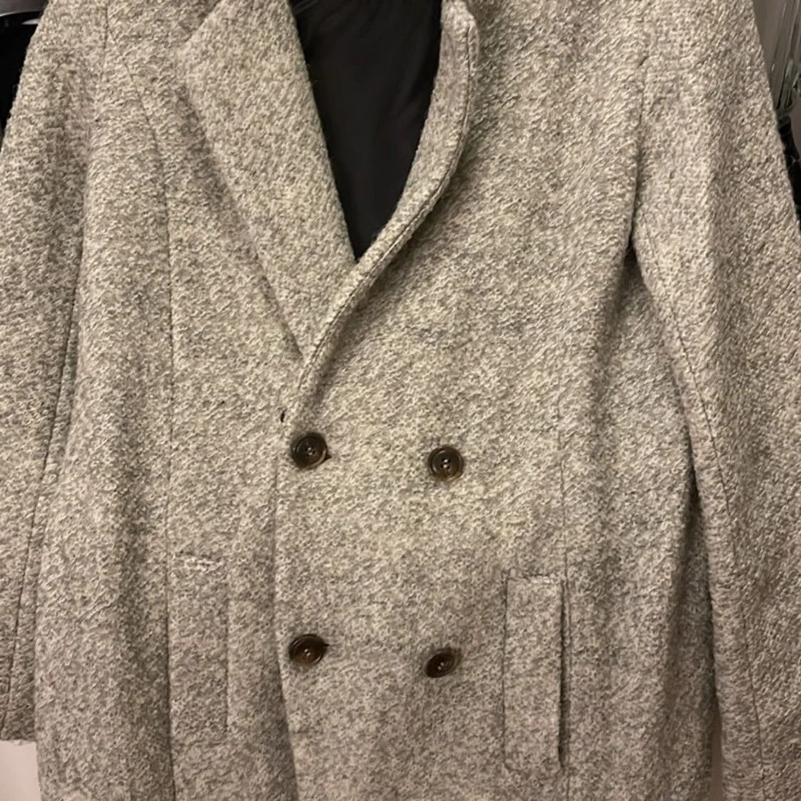 Grå dubbelknäppt kappa