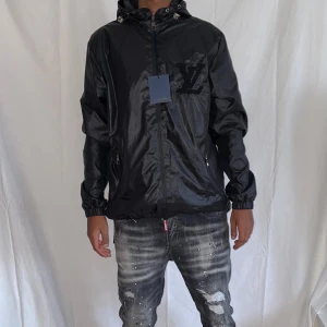 L.V jacka strl M - Helt ny. Fin replika med grym kvalitet. Modellen är 175cm väger 67kg. Normal i passformen. Pris: 1399kr. 