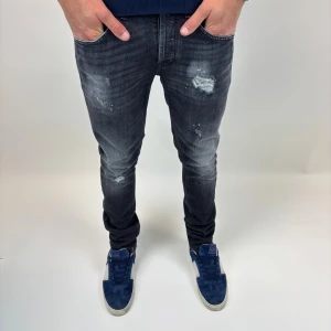 Dondup Jeans George  - Dondup Jeans George! Trendigaste jeansen på marknaden.  Skick= 9,5/10 Ny pris= 4000 kr Säljs för= 1199 kr (Modellen har original slitningar från fabrik vilket är väldigt eftertraktat och populärt)
