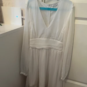 Vit klänning  - Hej, säljer denna vita klänning ifrån bubbleroom, dragskedja och knyt där bak! Endast använd en gång!