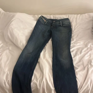Diesel jeans raka - Perfekta jeans, lågmidjade, finns även inte kvar att köpa, sitter bra där bak. Kontakte vid fler frågor