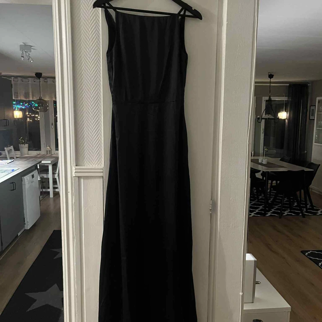 Svart långklänning i satin