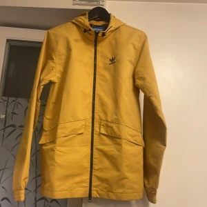 Adidas vindjacka  - Säljer en fin vindjacka  från adidas som verkligen sticker ut i stil