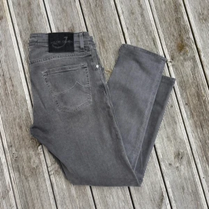 Jacob Cohen jeans  - Snygga grå jeans från Jacob Cohen, modell Style 622. Storleks lappen är tyvärr avklippt men annars inga defekter alls. Sitter som 32, midjan är 43 cm, Pris kan diskuteras!😎