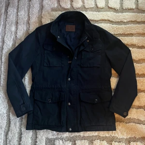 Massimo Dutti Marinblå Fieldjacket: S - Säljer en super fin Fieldjacket ifrån Massimo Dutti. Jackan är i storlek M men sitter exact som S. Jackan är även i väldigt fint skick och har vaderade armar vilket gör den grym för kyligare dagar🍁Det är bara att höra av sig vid fler funderingar😇☺️