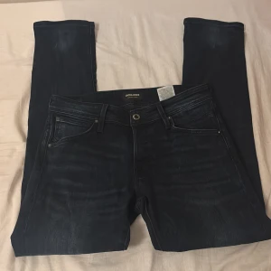 Mörkblå jeans Jack & Jones - Snygga mörkblå jeans från Jack & Jones, modell Slim Glenn. Pris kan diskuteras!! Passar dig runt 180cm