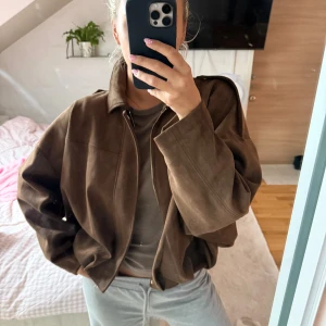 Bomberjacka från zara - Populära bomberjackan från Zara! Säljes pga aldrig kommit till användning. Har klippt av prislappen men jag har kvar den