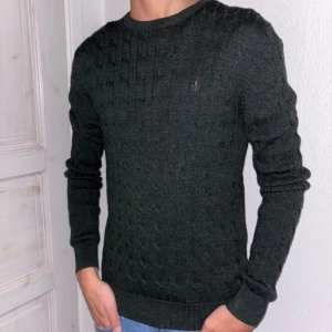 Kabelstickad morris tröja  - Olivgrön, kabelstickad morris tröja i mycket bra skick! - 10/10 skick, inga defekter. Storlek S. Bara att höra av sig vid frågor! nypris: 1700kr 