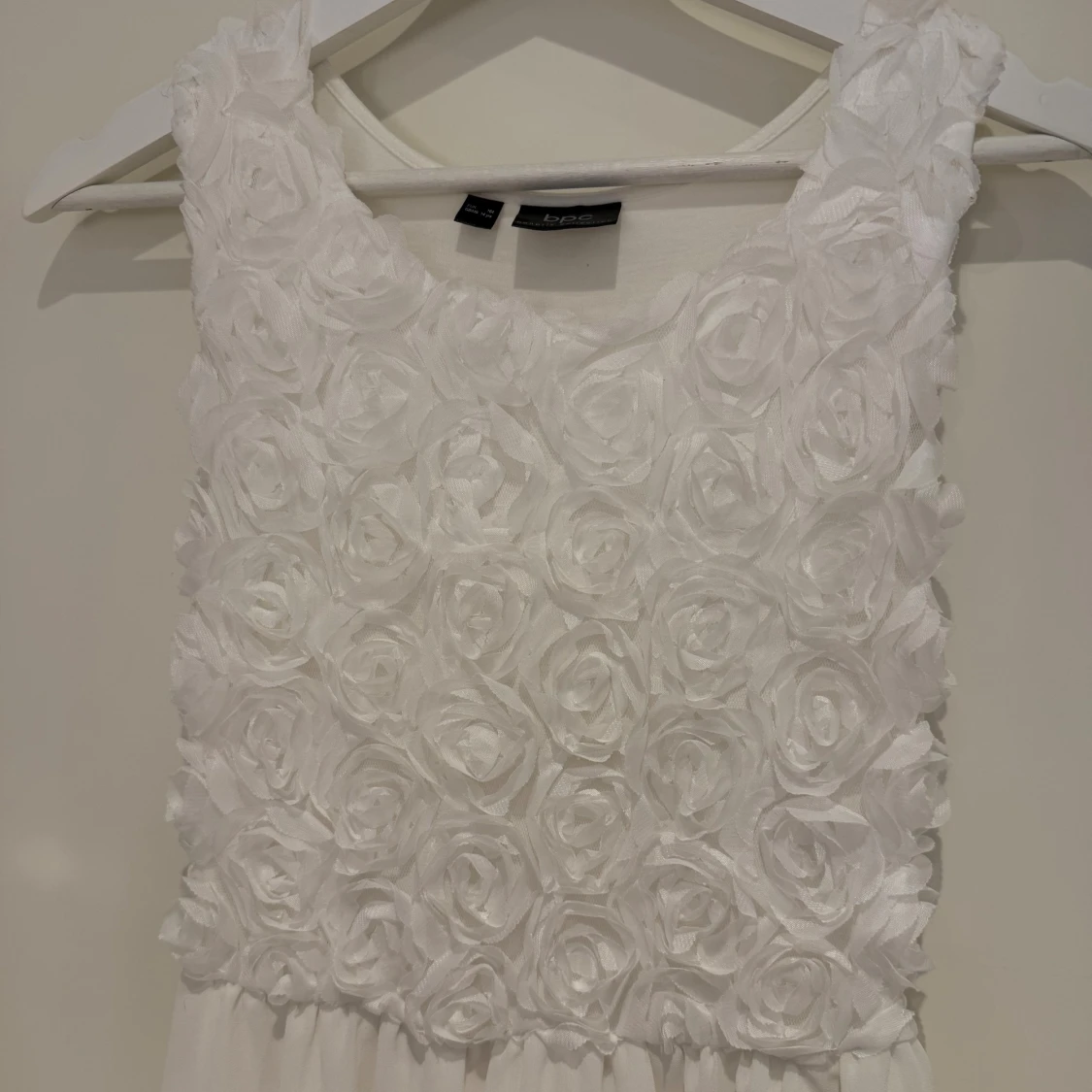 Vit kortklänning med blommor  - 1