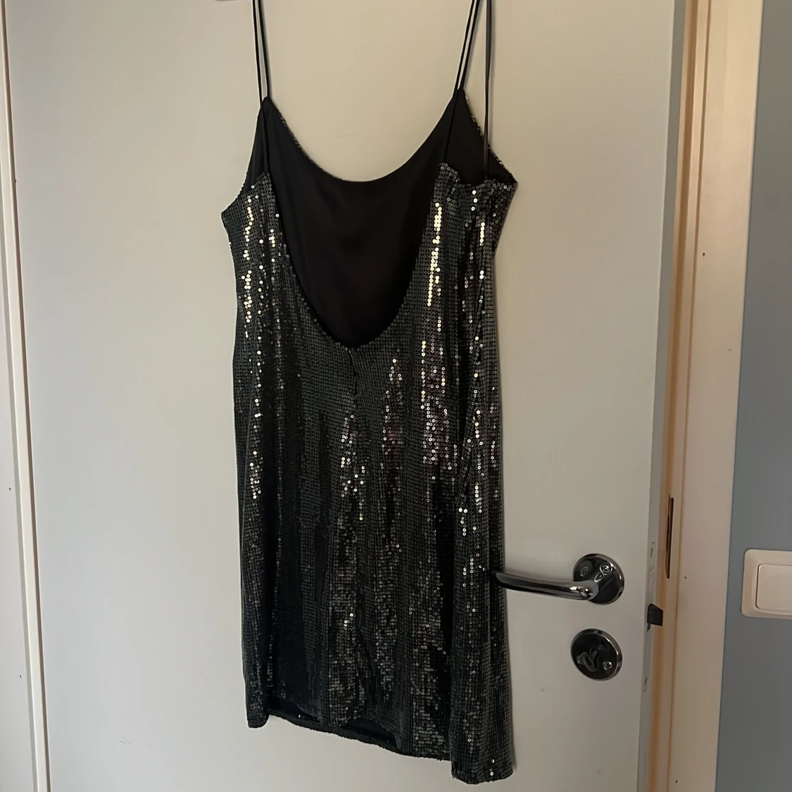 Svart glittrig kortklänning från Zara - 1