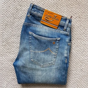 Limited edition Jacob cohën jeans  - Jacob cohën jeans Limited edition i nyskick .  Storlek W33 , modellen är 180 cm och 75 kg. Mått A: 43  cm, B: 106 cm. Kom med frågor!  Personlig favorit pågrund av dess otroligt clean patch 