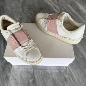 Valentino skor - Valentino skor - Jättefint skick - Tillbehör: Valentino dustbag - Nypris: 6000kr - TrendWardrobe