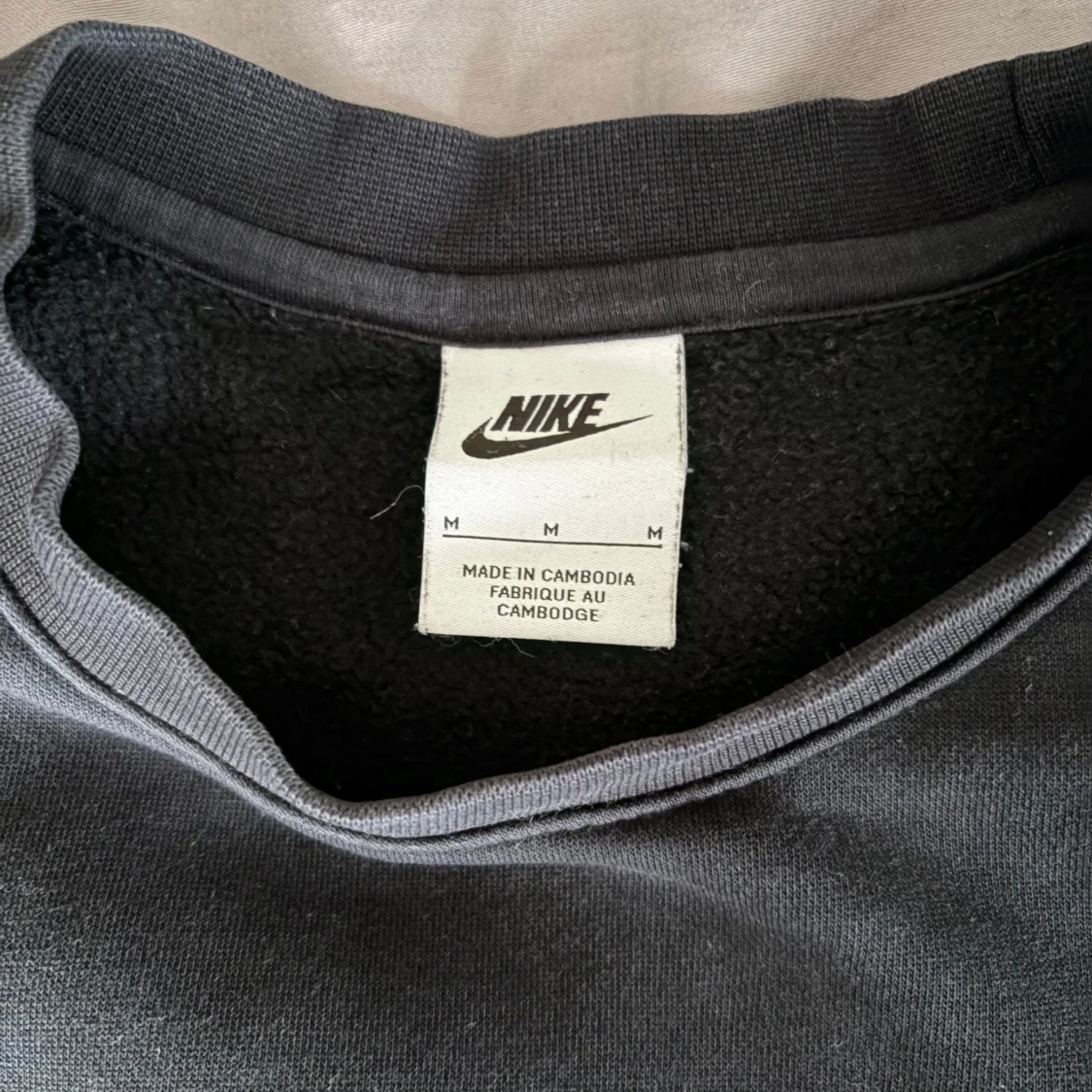 Svart sweatshirt från Nike i medium - 2