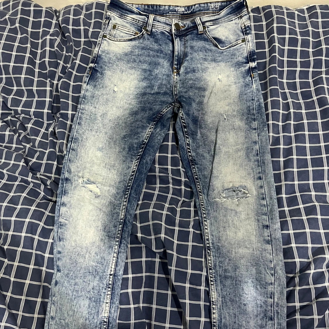 Blå slitna jeans från FSBN, 28/32