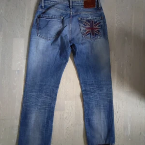 Pepe jeans - Sjukt feta jeans med riktigt nice slitningar. Jeansen är slim/regular. På lappen i byxorna står det storlek 29:34 men det stämmer ej, snarare 29:30. Fråga gärna om mått😊