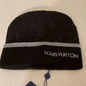 Svart mössa med unikt mönster - Svart mössa med unikt och välkänt mönster, väldigt bra kvalité