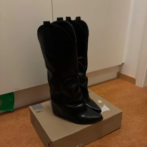 Virala svarta boots - Svarta boots i stl 37/38❤️