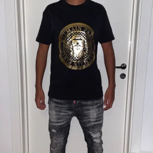 Balmain t shirt strl S  - Helt ny. Fin replika med grym kvalitét. Modellen är 175cm  bär storlek S. Pris: 999kr. Först till kvarn som gäller. Skickas direkt inom 24h