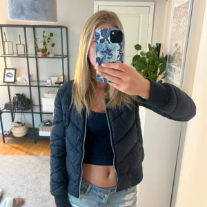 Svart pufferjacka från Svea XS - Säljer en svart pufferjacka från Svea i storlek XS men passar som S oxå! . Nypris 1299kr, sällan använd 