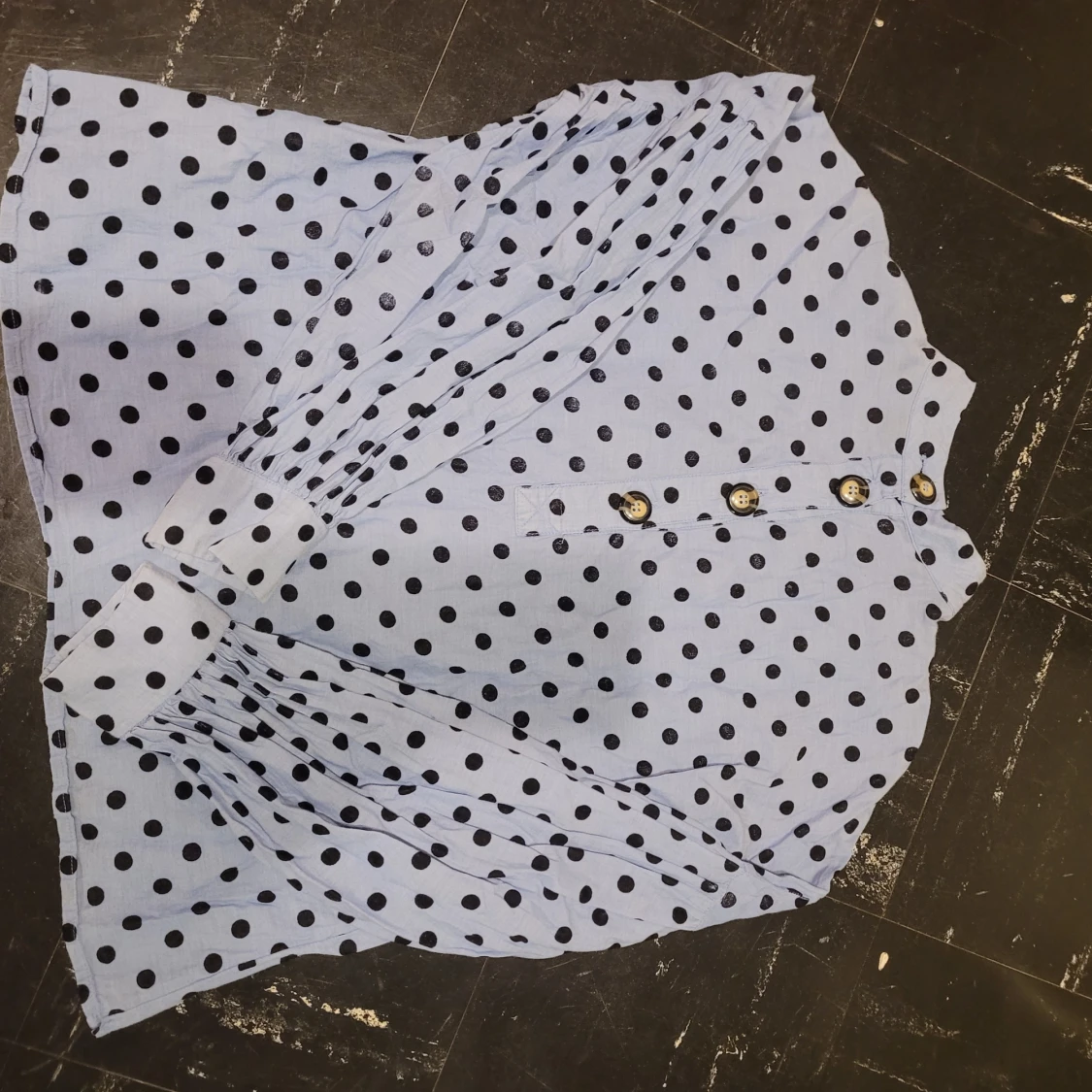 Blå blus med svarta prickar - 1