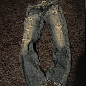 Acne Jeans - Acne jeans med galet schyssta slitningar! 