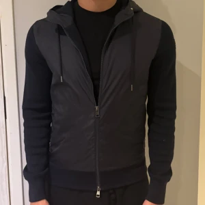 Moncler cardigan - Moncler cardigan, i nyskick! Nypris= 11999kr! Vårt pris är endast 3499kr