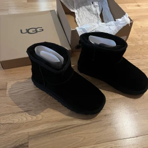 Ugg - Aldrig använda ugg skor, säljer de då jag har ett par andra vinterskor jag använder istället.