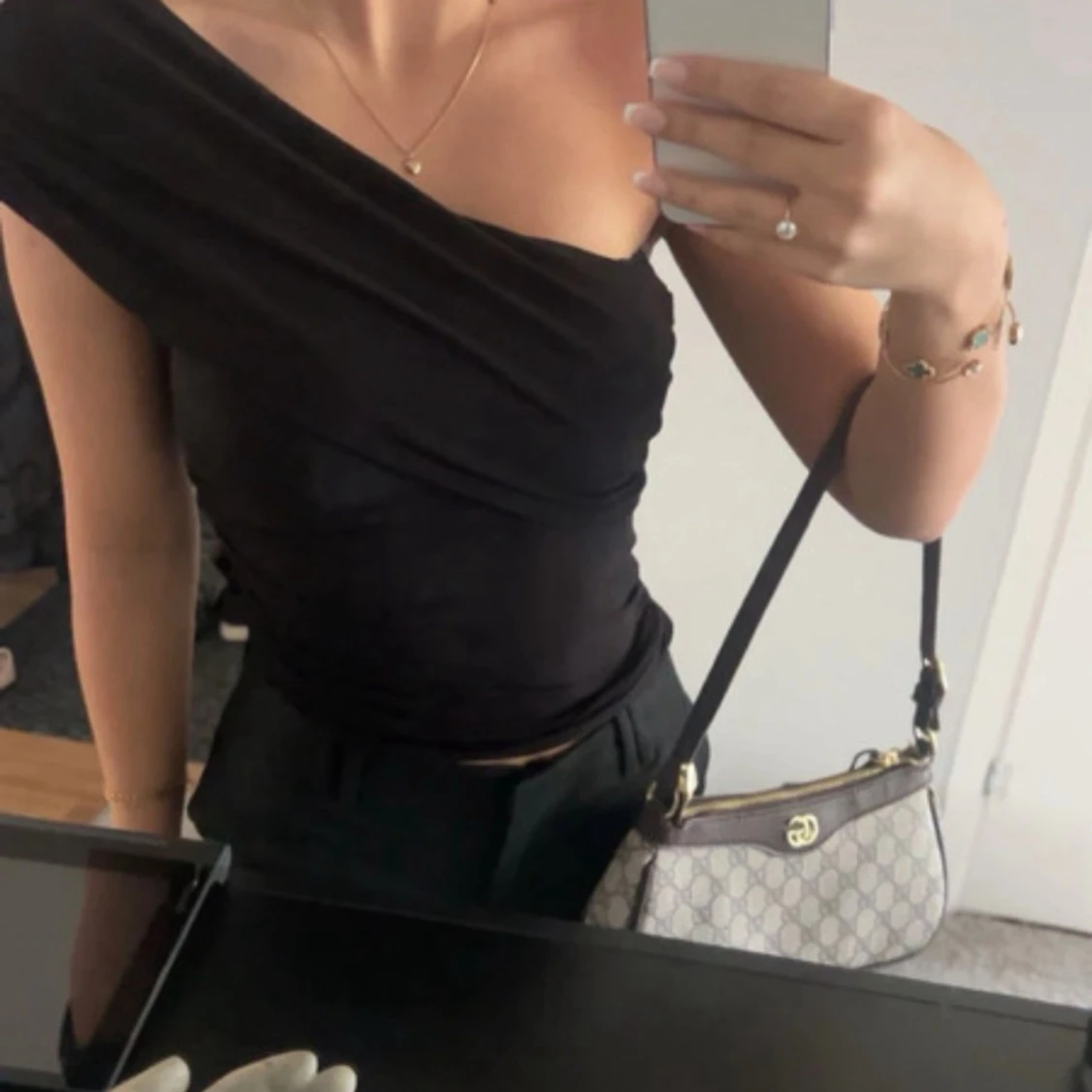 Svart oneshoulder topp i omlottstil - 1