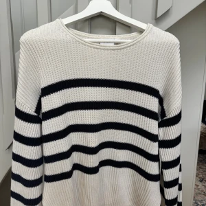 Vit och mörkblå randig tröja - 🤍💙Vit och mörkblå randig tröja💙🤍 Säljer min vit och mörkblå randiga tröja från VILA i storlek XS då den inte kommer till användning. Tröjan är i bra skick!   Säljes för 80kr Postar så fort som möjligt vid köp. 