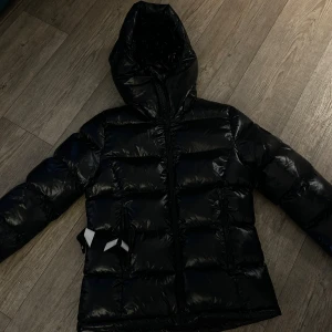 Jacka från Everest - Fin jacka, köpt förra året. Köpt för 1299kr men säljer den för 700kr. Använd fåtal gånger. 