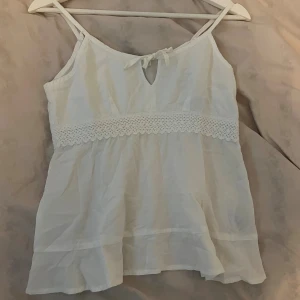 Vit linnetopp med spets från Peach - Supersöt topp som tyvärr blivit för liten för mig! strl 160 men skulle säga att den sitter som en xs 😊