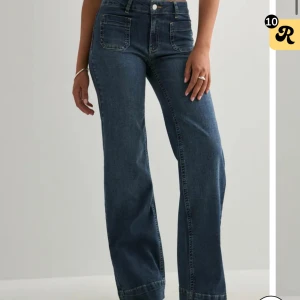 Blå Mid Waist Pocket Jeans från Nelly - Super snygga blå jeans från Nelly som var för stora till mig och då ja glömde av när returen gick ut så därför säljer jag dem. Helt oanvända där av pris lappen är kvar!