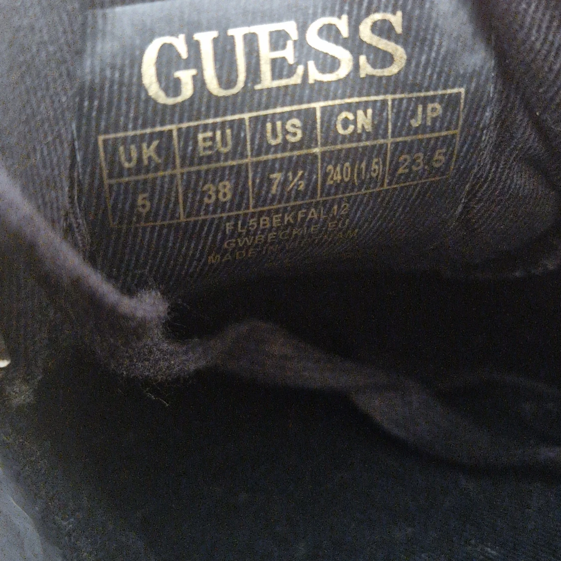 Svarta sneakers från Guess med gulddetaljer - 2